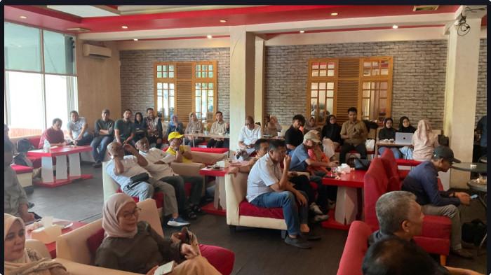 LAUNCHING BUKU - Peserta menduduki semua kursi di lantai dua Red Corner, Jalan Yusuf Daeng Ngawing, Tidung, Kecamatan Rappocini, Makassar, Rabu sore, 13 Mei 2026, saat Launching Buku Perubahan Sosial & Politik Masyarakat Kontemporer karya Dr Rahmat Muhammad. Launching Buku Perubahan Sosial & Politik Masyarakat Kontemporer menghadirkanRektor Unhas 2014-2022 Prof Dr Dwia Aries Tina Pulubuhu, Rektor UNM 2008-2016 Prof Dr Arismunandar dan Guru Besar UIN Alauddin Makassar Prof Dr Mustari Mustafa untuk menyampaikan testimoni utama.