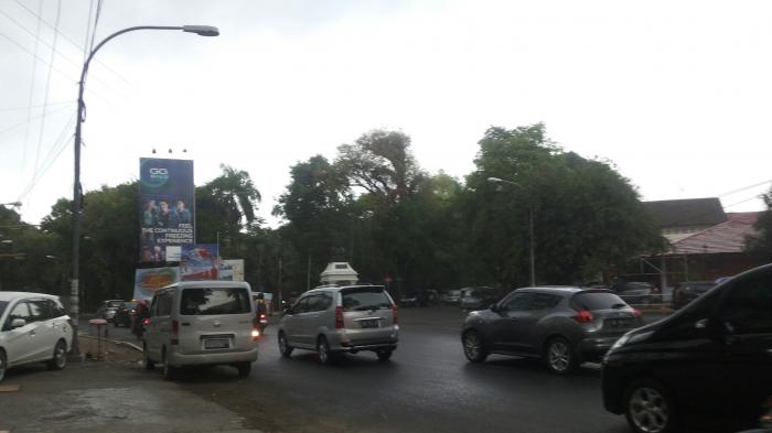 Hujan Disertai Guntur di Sekitar Jalan Sultan Hasanuddin Makassar