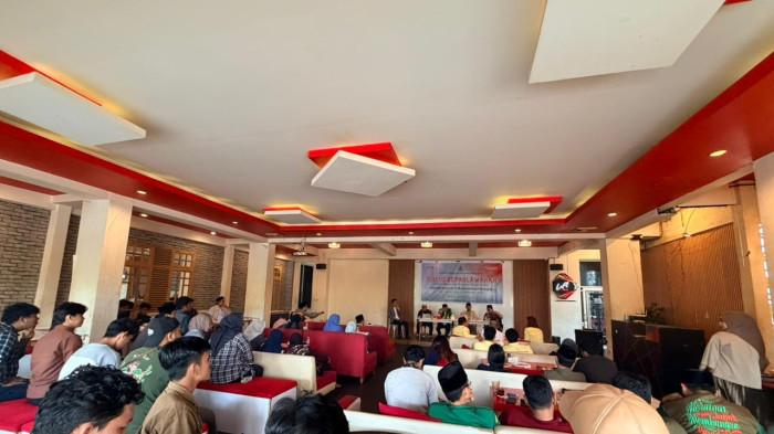 DISKUSI KEPAHLAWANAN  - Peserta Diskusi Kepahlawanan dan Rekonsiliasi Bangsa menduduki semua kursi di Lantai 2 Red Corner Cafe, Jalan Yusuf Daeng Ngawing, Makassar, Sabtu siang, 15 November 2025. Panitia menghadirkan empat narasumber dalam diskusi yang digelar Pimpinan Wilayah GP Ansor Sulsel ini: Pimpinan Pesantren Pesantren Ma’hadud Dirasatil Islamiyah Wal Arabiyyah Bontoala ( MDIA Bontoala ) Gurutta Dr KH Abd Mutthalib A MAg, Prof Dr Firdaus Muhammad, Dr Mahmud Suyuti, dan AS Kambie.