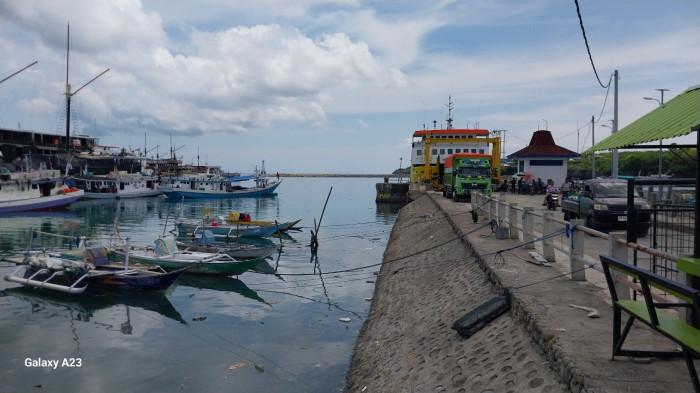 PELABUHAN BIRA - Kapal feri dan kapal kayu bersandar di Pelabuhan Bira, Bulukumba, Sulsel, beberapa waktu lalu. ASDP memprediksi lonjakan penumpang liburan Natal dan Tahun Baru mulai 22 Desember 2025.