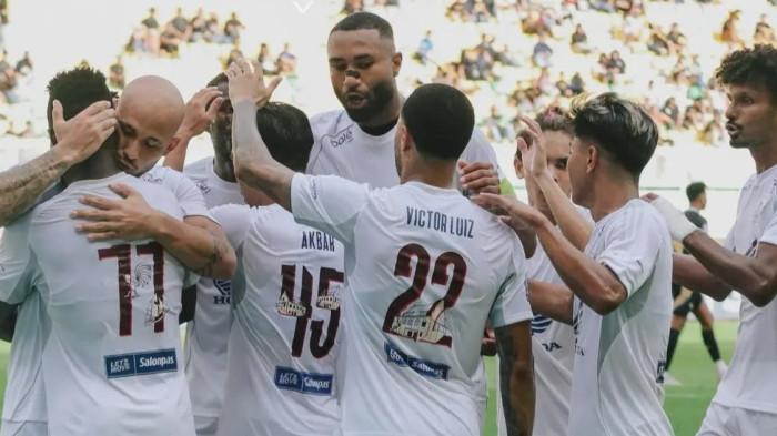 TEMPAT LATIHAN – Skuad PSM Makassar selebrasi saat melawan Dewa United pada pekan 12 Super League 2025/2026 di Banten International Stadium, Serang, Banten, Minggu (9/11/2025). Manajemen PSM Makassar bakal membangun training ground berstandar internasional dengan tiga lapangan.
