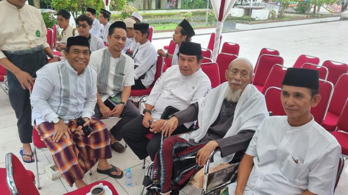 WAFAT - Syekh Sayyid Abdul Rahman atau Puang Tika (baju hitam) semasa hidup. Puang Tika saudara Puang Makka meninggal dunia, Minggu (16/11/2025)