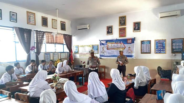 2025-11-18 - Potret personel Lantas Polres Bone saat berkunjung ke SMPN 4