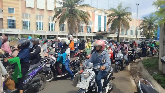 Hindari Jl Tanjung Bunga Makassar, Macet Panjang Akibat 7 Tiang Listrik Tumbang