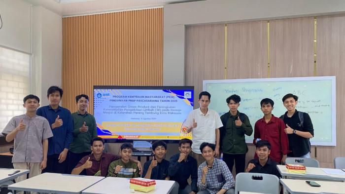 LP2M UNM Latih Remaja Masjid Parang Tambung Kelolah Limbah