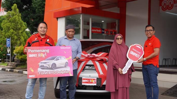 10 Tahun Setia Pakai simPATI, Warga Makassar Jumriah Menang BYD Dolphin