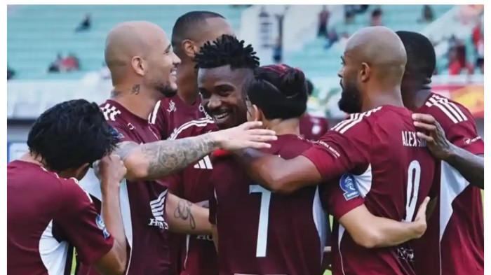 PSM MAKASSAR - Skuad PSM Makassar selebrasi saat membobol gawang PSBS Biak pada pekan 13 Super League 2025/2026 di Stadion BJ Habibie, Kota Parepare, Sulawesi Selatan (Sulsel), Jumat (21/11/2025). PSM Makassar lebih diunggulkan saat melawan Persis Solo di Stadion Manahan Solo, Sabtu (29/11/2025).