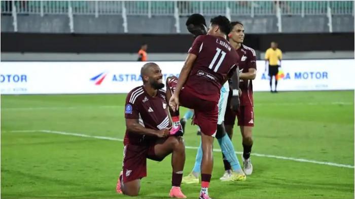 PSM MAKASSAR -Striker PSM Makassar, Alex Tanque selebrasi semir sepatu Lucas Dias saat melawan PSBS Biak pada pekan 14 Super League 2025/2026 di Stadion BJ Habibie, Parepare, Sulsel, Jumat (21/11/2024). Persebaya seret gol jelang melawan PSM Makassar.