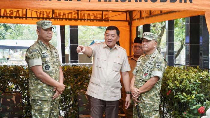 MENHAN - Menhan Sjafrie Sjamsoeddin ziarah ke makam Jenderal M Jusuf di Pemakaman Umum Panaikang, Jl Urip Sumoharjo, Kecamatan Panakkukang, Kota Makassar, Selasa (9/12/2025). Sjafrie bersama Wakil Panglima TNI Jenderal Tandyo Budi Revita dan Panglima Kodam XIV Hasanuddin, Mayjen TNI Bangun Nawoko.