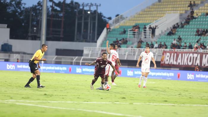 PSM MAKASSAR - Pemain Malut United menjatuhkan pemain PSM Makassar Victor Luiz di depan Yoko Suprianto di Stadion BJ Habibie, Minggu (21/12/2025). Laga PSM Makassar vs Malut United berakhir 0-1.