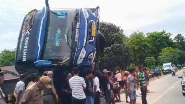 KECELAKAAN - Potret Sebuah Bus mengalami kecelakaan di Jl Poros Wajo-Palopo tepatnya di Desa Lalliseng, Kecamatan Keera, Kabupaten Wajo, Sulawesi Selatan (Sulsel). Kejadian sekira pukul 05.00 Wita dini hari, Selasa (30/12/2025)