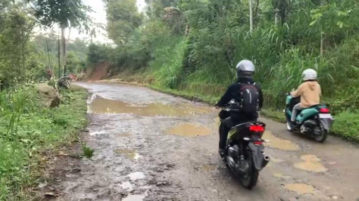 JALAN RUSAK - Kondisi jalan poros Sinjai-Malino di Desa Arabika, Kecamatan Sinjai Barat, Kabupaten Sinjai, Sulsel, Minggu (7/12/2025). Warga meminta pemerintah segera memperbaiki jalan rusak parah ini.