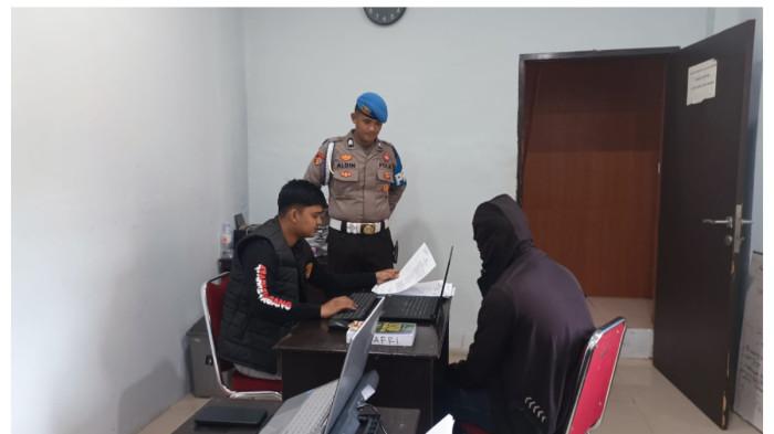 POLISI ANIAYA WARGA- Bipda AN (23), terlapor pengeroyokan terhadap warga, Akbar pada malam pergantian tahun di PTB Maros tengah diperiksa di Mapolres Maros, Sabtu (3/12/2025). Bripda AN bertugas di unit kejahatan dengan Kekerasan (Jatanras) selama empat tahun terakhir.