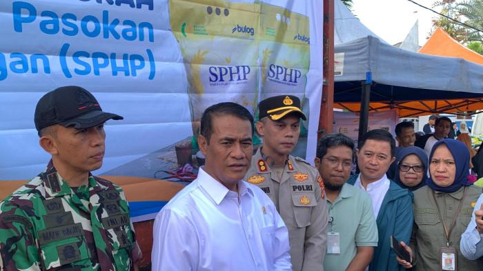 Mentan Amran Kunjungi Gerakan Pangan Murah Bulog Sulselbar di Majene, 'Yakin Harga Segera Turun'