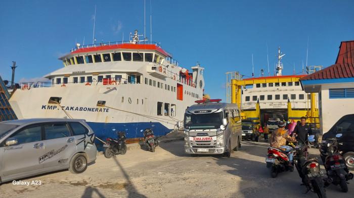 PENUMPANG FERI - Kapal feri tujuan Kepulauan Selayar bersandar di Pelabuhan Bira, Bulukumba beberapa hari lalu. Saat ini terdapat keluhan dari penumpang membayar retribusi tanpa karcis atau bukti pembayaran resmi/