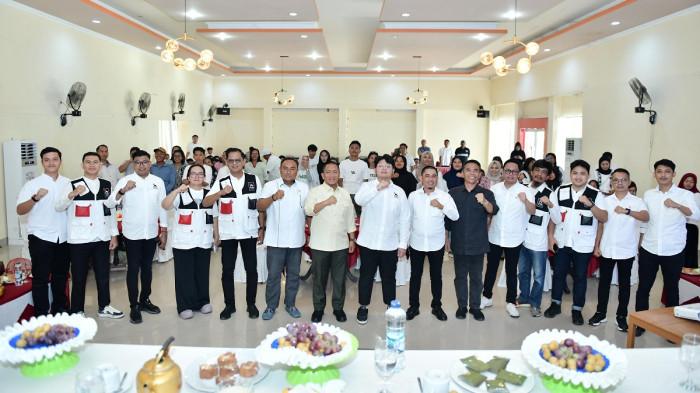 KONSILIDASI PSI-Ketua DPW PSI Sulsel Muammar Ferirae Gandi, Bupati Luwu Timur Irwan Bachri Syam, dan pengurus di Hotel Sukumbang, Luwu Timur, Sabtu (20/9/2025). Muammar Gandi menekankan pentingnya tiga hal dalam politik, yakni integritas, komunikasi, dan aksi nyata.
