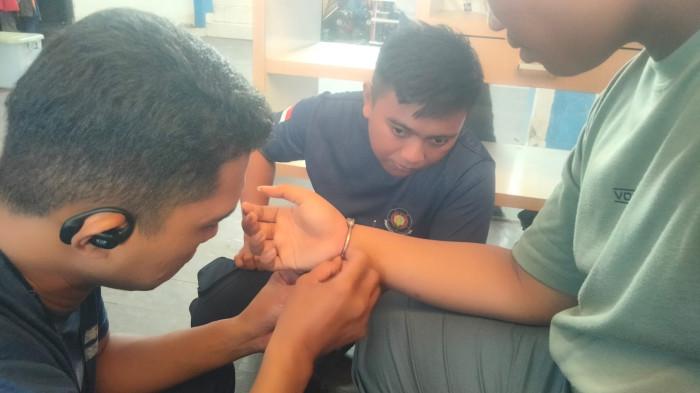 Tangan Terborgol, Siswa di Maros Diselamatkan Damkar - Tribun-timur.com