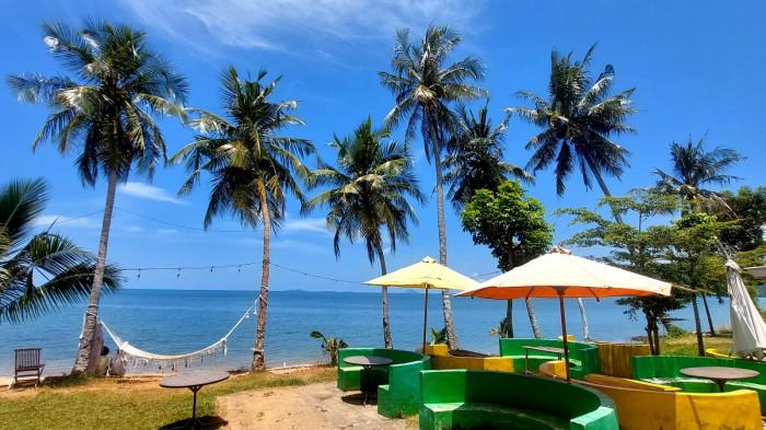 WISATA PANTAI BONE - Suasana objek wisata Pantai Togeo yang berlokasi di Kecamatan Tonra, Bone, Rabu (24/9/2025).