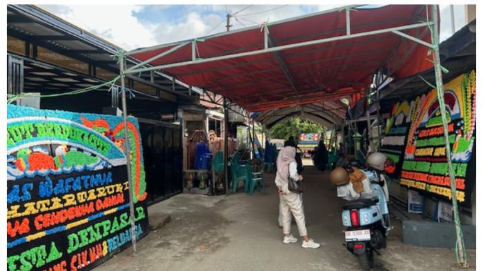 TARUNI AKPOL MENINGGAL- Rumah Duka Difalya Cendekya Danial (19), Taruni asal Kabupaten Pangkep yang meninggal saat menjalani pendidikan Calon Bhayangkara Taruna (Cabhatar) di Akademi Kepolisian (Akpol) Semarang, Sabtu (27/9/2025) lalu. Difa sapaan akrabnya menghembuskan nafas terakhir di RS Bhayangkara, pukul 07.40 Wib, Sabtu (27/9/2025).
