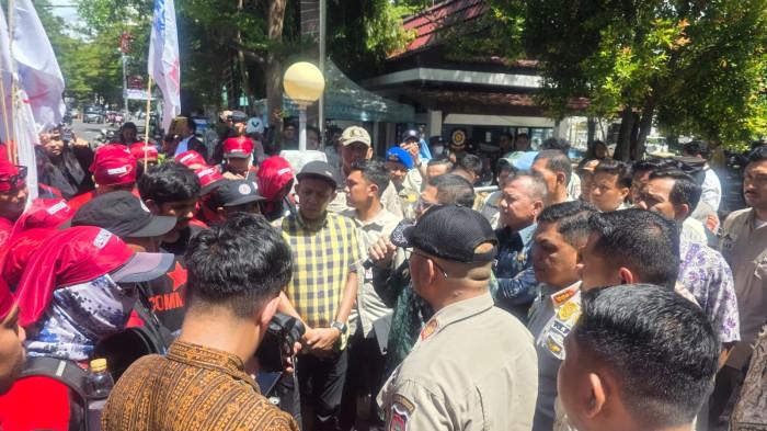 Buruh FSPMI Desak Kenaikan UMK 2026, Munafri Arifuddin Janji Tampung Masukan
