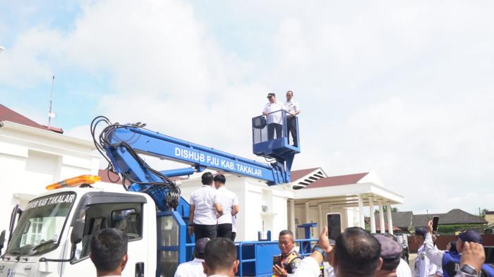Bupati Takalar Uji Coba Mobil Crane, Tinjau Langsung Penerangan Jalan