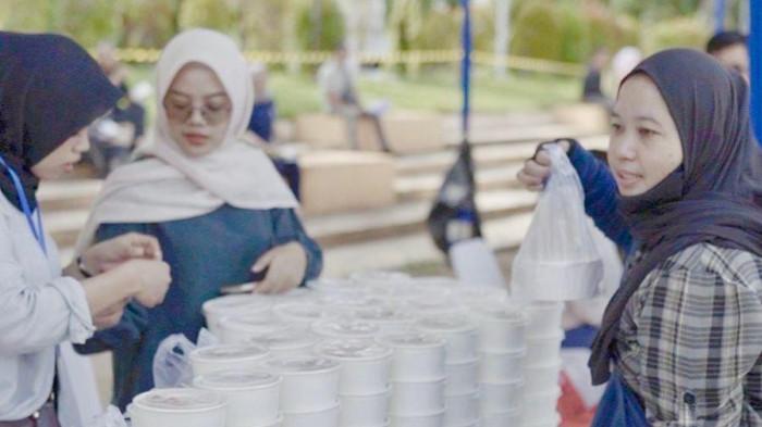 20251010 Pelaku UMKM menjajakan dagangannya