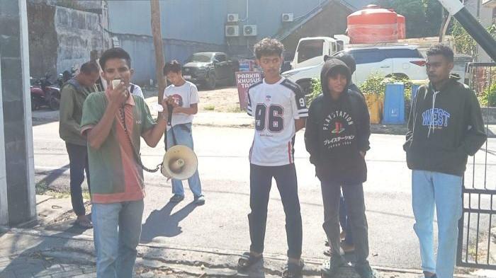 DEMO MAHASISWA – Koordinator Lapangan GAKMI, Dhincorax (pegang toa) saat menggelar aksi di depan Kantor TPHBUN Sulsel, Jl Amirullah, Makassar, Jumat (17/10/2025). Mereka desak Kejati Sulsel usut dugaan korupsi proyek bibit nanas Rp60 miliar di Barru.