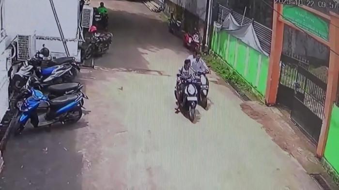 3 Remaja Terekam CCTV Curi Motor di Masjid Agung Syekh Yusuf Gowa