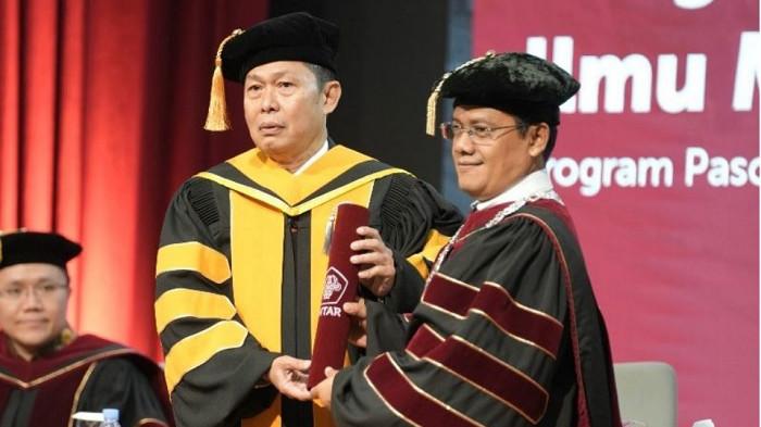 Dari Jurnalis Otomotif ke Puncak Akademik, Menyulut Ide Adopsi Mobil Listrik Lebih Cepat