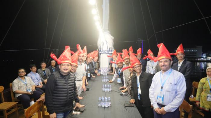 Wali Kota Munafri Ajak Delegasi ACRS 2025 Nikmati Kuliner Makassar di Atas Kapal Pinisi Losari