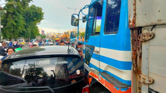 Mobil Freed Tersangkut di Truk, Lalu Lintas Pettarani Makassar Macet