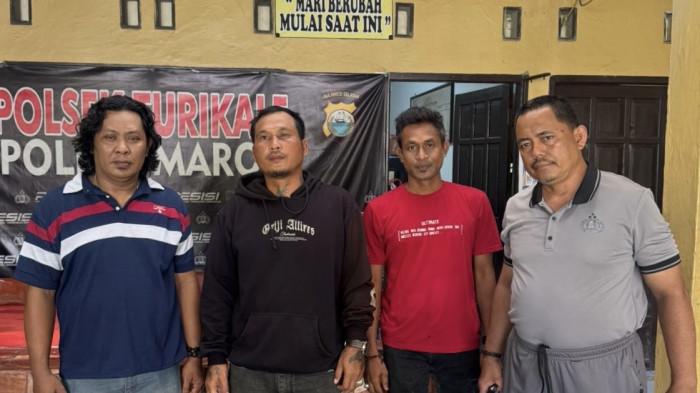 PETUGAS LALU LINTAS – Yosafati Gea (40), pengendara berjaket hitam yang terlibat cekcok dengan polisi di Jalan Poros Maros–Makassar, depan SMP Negeri 1 Maros, akhirnya diamankan aparat di Perumnas Tumalia, Selasa (18/11/2025) sekitar pukul 10.00 Wita.