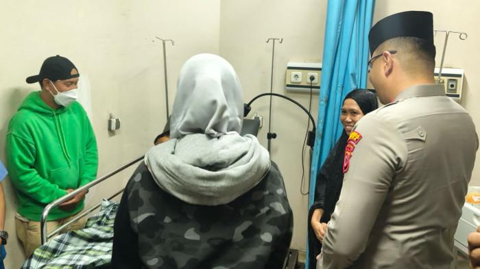 KASUS BUSUR GOWA - Kapolres Gowa AKBP Muhammad Aldy Sulaiman didampingi istrinya, Ketua Bhayangkari Gowa Dessy Aldy, saat membesuk korban pembusuran FH (10) di RS Bhayangkara Makassar, Kamis (20/11/2025) malam.