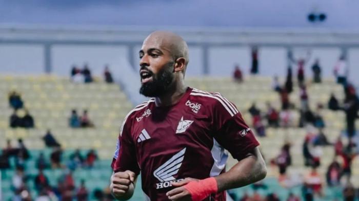 JALANNYA PERTANDINGAN – Selebrasi penyerang PSM Makassar Alex Tanque usai bobol gawang PSBS Biak di Stadion BJ Habibie, Parepare, Jumat (21/11/2025) sore. PSM Makassar unggul 5-0 atas PSBS Biak.