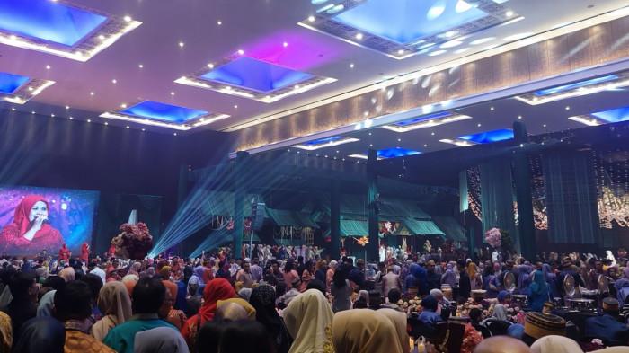ANAK IAS NIKAH - Lautan tamu undangan menghadiri pesta pernikahan Zulfikar Nur Alamsyah, putra mantan Wali Kota Makassar Ilham Arief Sirajuddin (IAS), dengan Roida Halilah Falih Ichsan di Hotel Four Points by Sheraton Makassar, Minggu (23/11/2025). Sejumlah tokoh politik, pejabat, dan pengusaha hadir memberikan doa restu.