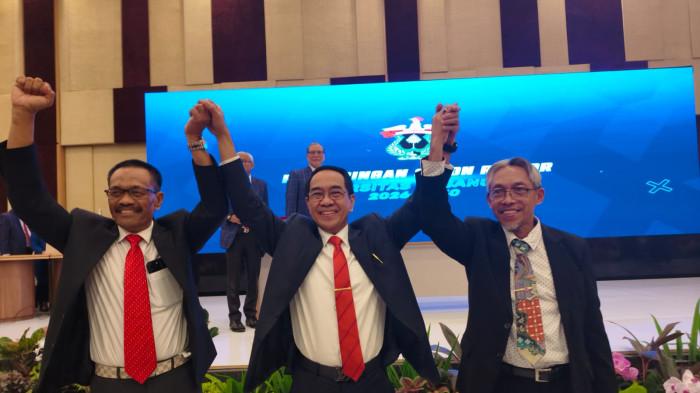 KEJUTAN SUKARDI WEDA-Calon Rektor Universitas Hasanuddin Prof Sukardi Weda, Prof Jamaluddin Jompa, dan Prof Bud masuk dalam putaran final pemilihan rektor Universitas Hasanuddin (Unhas) di Unhas Hotel & Convention, Kampus Unhas Tamalanrea, Kota Makassar, Sulsel, Senin (3/11/2025). Sukardi Weda membuat kejutan setelah lolos tiga besar dalam penjaringan calon rektor. 