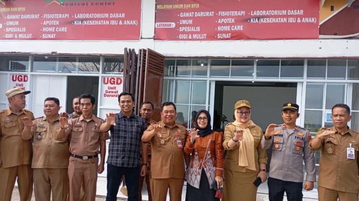 KOPERASI MERAH PUTIH TAKALAR-Bupati Takalar, H. Mohammad Firdaus Daeng Manye didampingi Camat Pattallassang, Bansuhari Said Daeng Baji saat peresmian Koperasi Nerah Putih di Kecamatan Pattalassang, Kabupaten Takalar, Senin (3/11/2025). Koperasi Kelurahan Sabintang mencuri perhatian dengan konsep koperasi multifungsi.