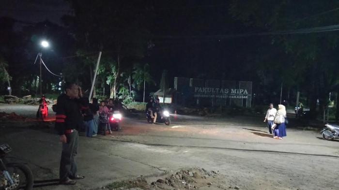 BREAKING NEWS: Mahasiswa Dua Fakultas Bentrok di UNM Parang Tambung Makassar, 5 Motor Dibakar