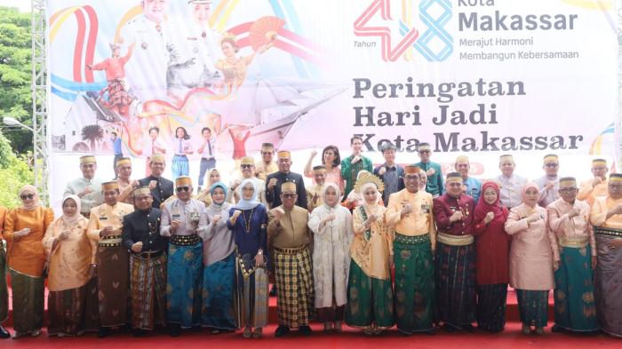 HUT MAKASSAR 415 - Foto bersama di perayaan HUT ke‑418 Kota Makassar di Tribun Lapangan Karebosi, Minggu (9/11/2025). Wali Kota Munafri Arifuddin bersama Wakil Wali Kota Aliyah Mustika Ilham memimpin jalannya upacara dengan tema Merajut Harmoni Membangun Kebersamaan. Sejumlah tokoh hadir, di antaranya Founder Bosowa Corporindo Aksa Mahmud, mantan Wali Kota dan Wakil Wali Kota, Ketua DPRD Sulsel Andi Rachmatika Dewi, serta jajaran pejabat Pemkot Makassar. Tamu undangan mengenakan pakaian adat, menambah khidmat suasana peringatan.