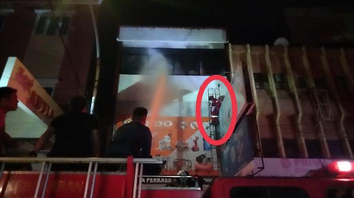 Sudah Sejam Damkar Berjuang Padamkan Api Ruko di Jl Dr Wahidin Sudirohusodo Makassar