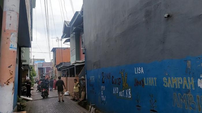 PENCULIKAN BILQIS - Warga silih berganti berdatangan ke rumah orang tua Bilqis di Jl Pelita 2, Lorong 3, Makassar, Minggu (9/11/2025). Suasana mendadak riuh setelah kabar gembira bahwa Bilqis ditemukan selamat di Jambi dan segera dipulangkan ke Makassar.