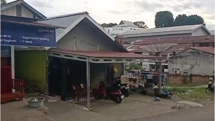 RUMAH PENCULIK - Suasana di sekitar rumah Mery Ana, warga Jalan Tembesu, Kelurahan Pematang Kandis, Kecamatan Bangko, Kabupaten Merangin, Jambi, Ahad atau Minggu (9/11/2025). Mery merupakan salah satu pelaku penculikan Bilqis, balita asal Makassar, Sulsel.