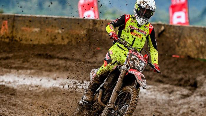 KEJURNAS MOTOCROSS - Penampilan Crosser muda Astra Honda Racing Team (AHRT), Arsenio Algifari di putaran final Kejuaraan Nasional (Kejurnas) Motocross 2025 di Sirkuit Bantir, Sumowono, Kabupaten Semarang, Jawa Tengah, Minggu (9/11/2025). Arsenio jadi runner-up pada seri Kejurnas kelas MX2 2025 dengan koleksi 368 poin.