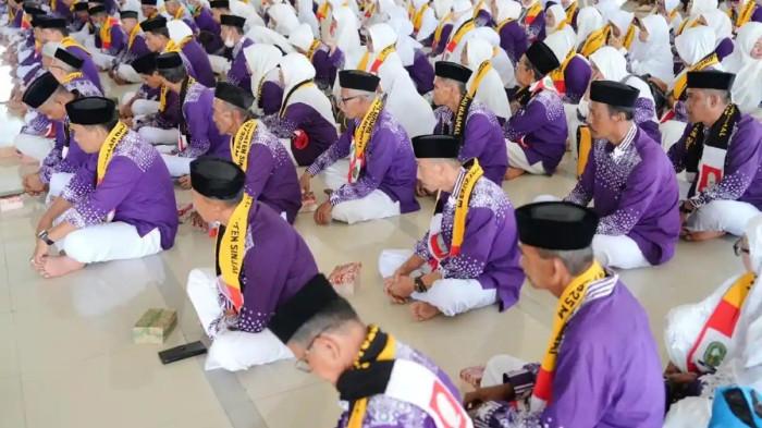 CALON HAJI - Calon Jemaah Haji (JCH) Kabupaten Sinjai dilepas secara resmi di Masjid Islamic Center Sinjai (29/4/2025). Daftar tunggu jamaah haji Sinjai tahun 2026 mencapai 26 tahun