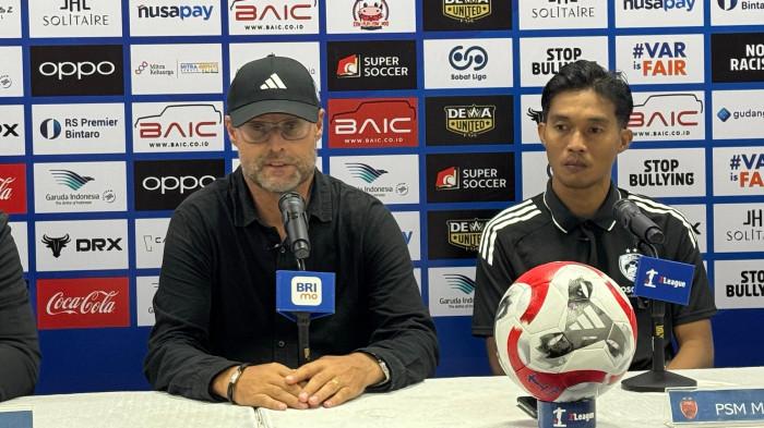 SUPER LEAGUE - Pelatih PSM Makassar Tomas Trucha (kiri) dan pemain PSM Makassar Akbar Tanjung (kanan) saat konferensi pers usai melawan Dewa United pada pekan 12 Super League 2025/2026 di Banten International Stadium, Serang, Banten, Minggu (9/11/2025). Tomas Trucha mulai pelajari kekuatan PSBS Biak.