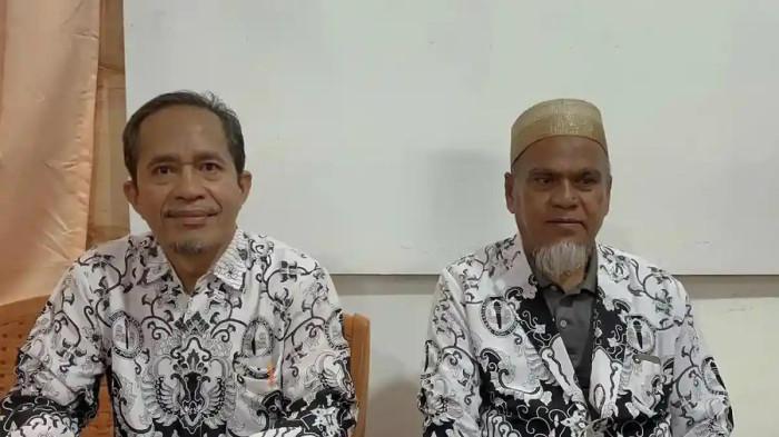 GURU DI LUTRA DIPECAT - Mantan Kepala SMAN 1 Luwu Utara, Rasnal (kiri) dan Bendahara Komite SMAN 1 Luwu Utara, Abdul Muis (kanan) ditemui beberapa waktu lalu. Politisi Gerindra minta pemeriksa oknum Inspektorat Lutra disanksi hukum.
