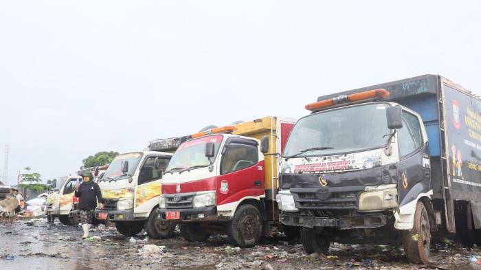AKSES JALAN TPA-Armada sampah di TPA Tamangapa Kecamatan Manggala Kota Makassar. Pemkot Makassar akan membangun akses jalan untuk mempermudah lalu lintas pembuatan sampah, Kamis (13/11/2025).