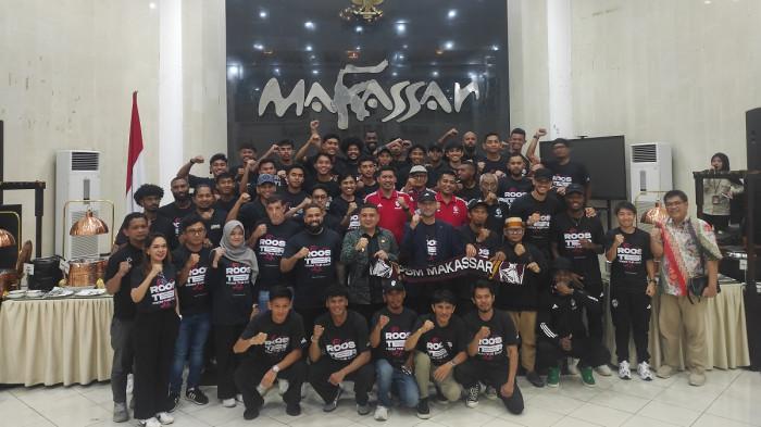 SILATURAHMI PSM - Skuad PSM Makassar silaturahmi dengan Wali Kota Makassar Munafri Arifudin di Baruga Anging Mamiri Rumah Jabatan Wali Kota Makassar, Jl. H.I.A. Saleh Dg. Tompo No.33, Kelurahan Losari, Kecamatan Ujung Pandang, Kota Makassar, Kamis (13/11/2025). Munafri Arifuddin berjanji bawa PSM Makassar naik kapal pinisi.