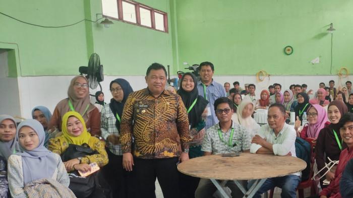 PENGUATAN KOPERASI - Bupati Takalar Mohammad Firdaus Daeng Manye berfoto bersama 220 peserta Pelatihan Peningkatan Kapasitas Pengurus Koperasi Desa/Kelurahan Merah Putih (KDKMP) Tahun 2025 di Balai Latihan Kerja (BLK) Takalar, Kamis (13/11/2025). Firdaus Daeng Manye bakar semangat pengurus Kopdes Merah Putih se-Takalar.