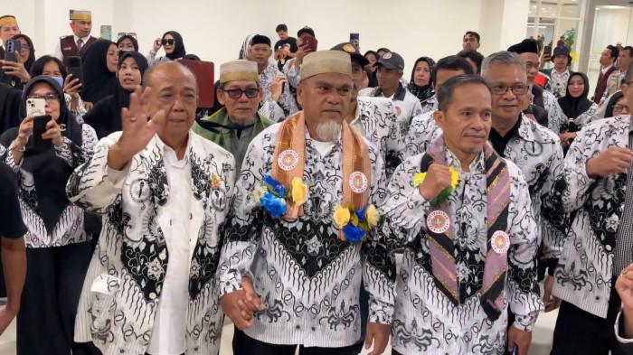 GURU DIPECAT - Suasana kedatangan Abdul Muis dan Rasnal di Bandara Sultan Hasanuddin Makassar, Sabtu (15/11/2025) malam. Abdul Muis dan Rasnal dapat rehabilitasi dari presiden.